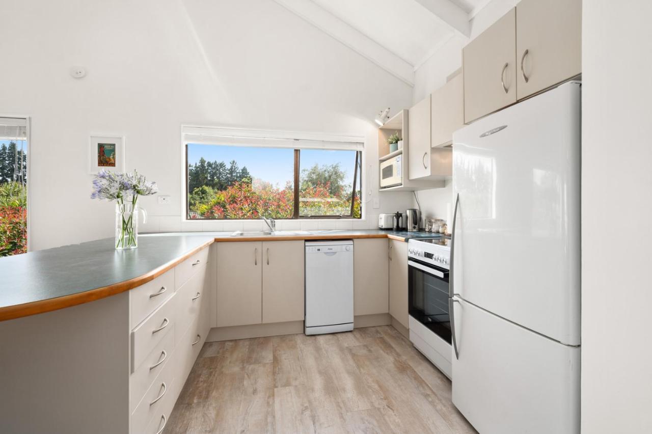 Waitahanui Lake House - Lake Taupo Holiday Home Luaran gambar